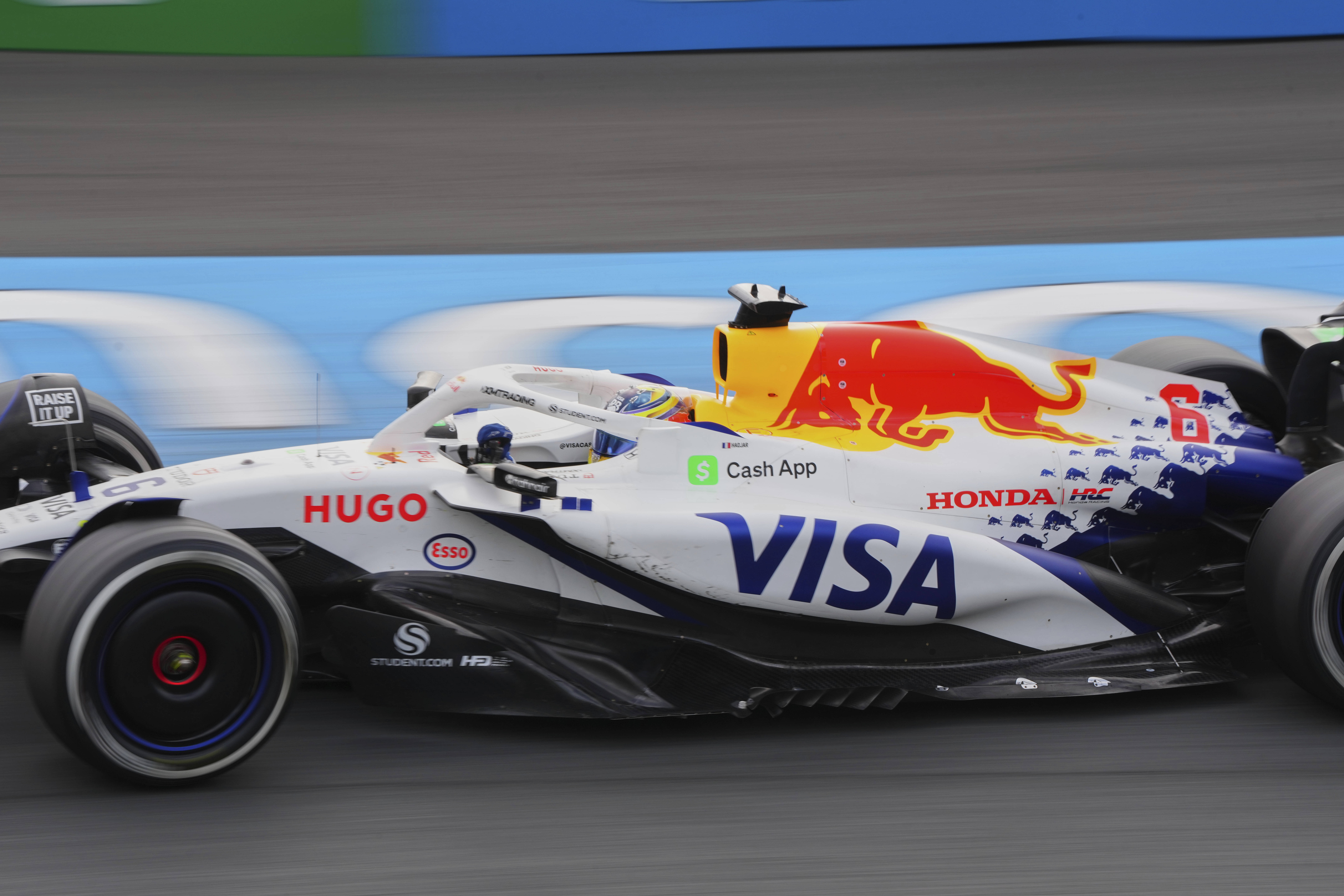 迈凯伦险胜红牛二队,汉密尔顿点燃赛场 迈凯伦险胜红牛二队,汉密尔顿点燃赛场