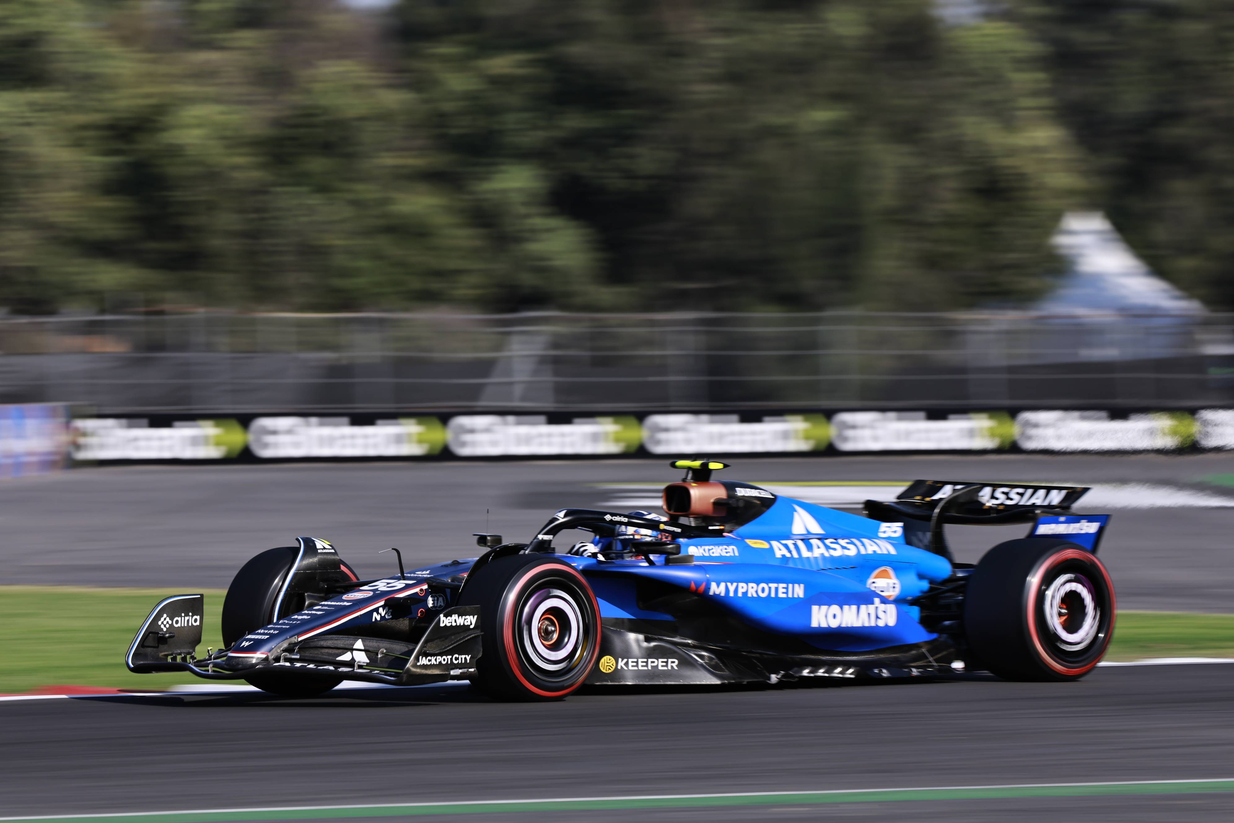 红牛二队完胜迈凯伦，塞恩斯关键制胜