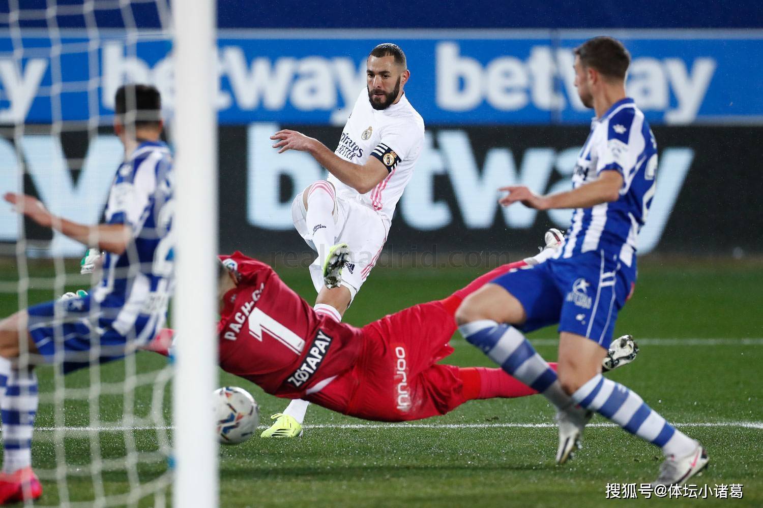 塞维利亚横扫波兰，马尔基尼奥斯完成帽子戏法