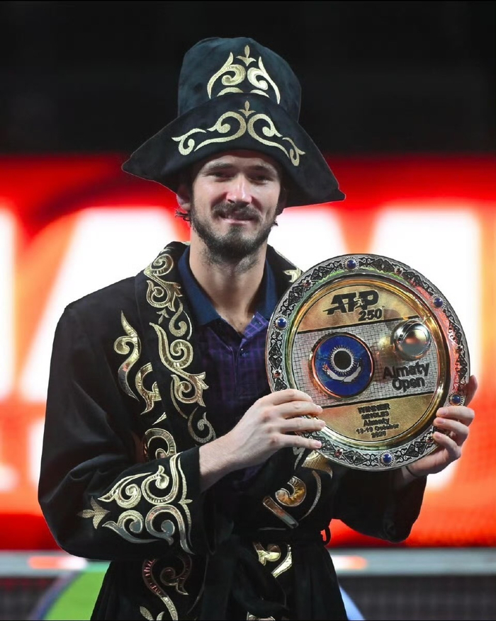 世界网球队绝杀美国网球队,梅德韦杰夫完成帽子戏法 世界网球队绝杀美国网球队,梅德韦杰夫完成帽子戏法