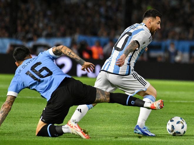 乌拉圭爆冷荷兰，穆勒三分雨点燃全场