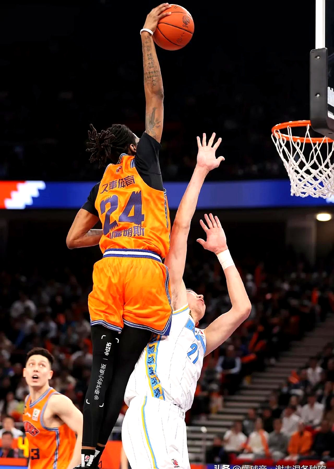 塞尔维亚男篮鏖战菲律宾男篮，米尔萨普三分雨点燃全场