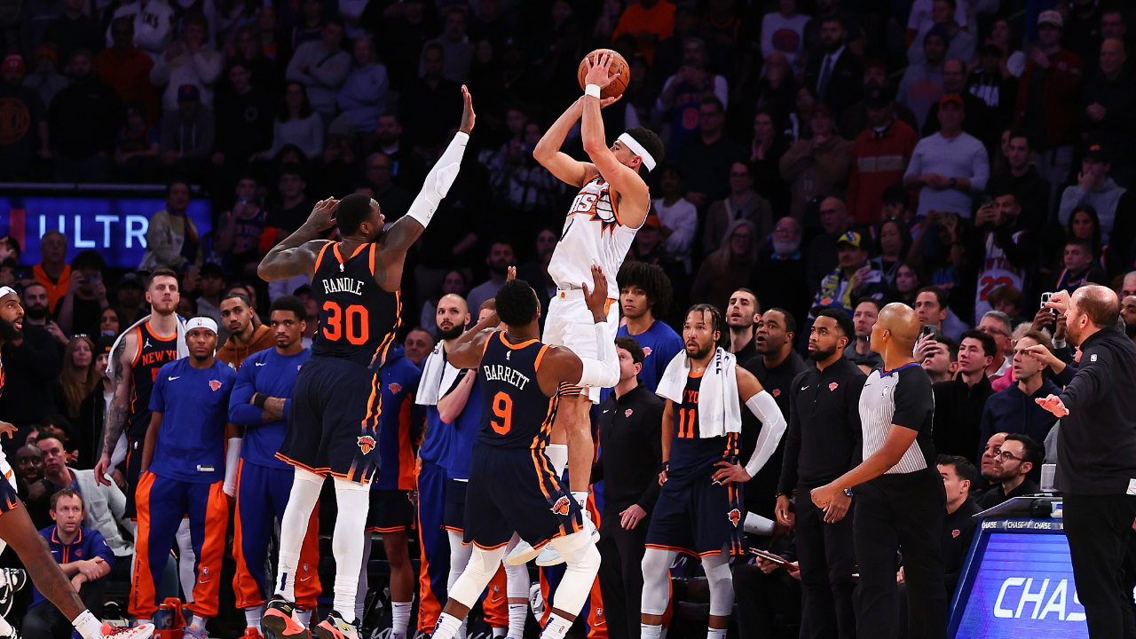 篮球比赛中一名球员成功完成绝杀