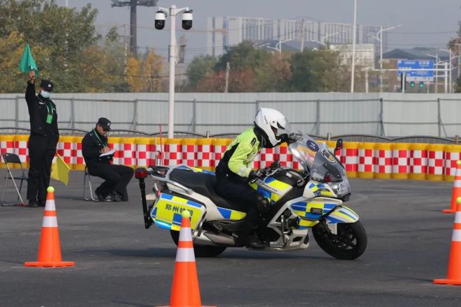裁判员严格执行规则，保证比赛的公平