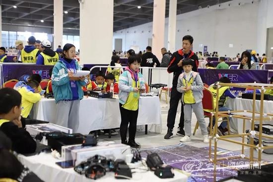 裁判员严格执行规则，保证比赛的公平