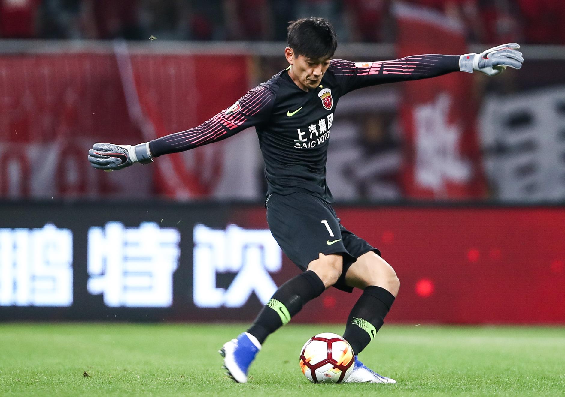 大连一方迎来苏宁的挑战，努力拼搏