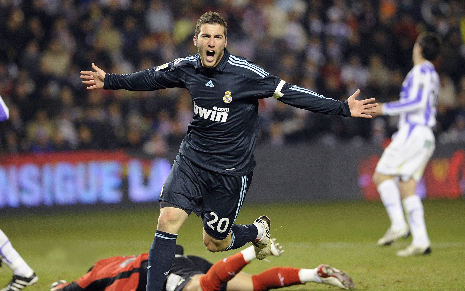 赛道上的传承与突破，威廉姆斯险胜哈斯，拉塞尔带队书写新篇章